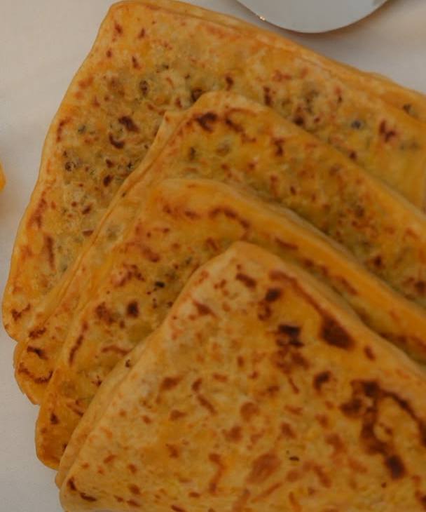 Gevulde msemen met kefta, gehakt zichtbaar door het deeg