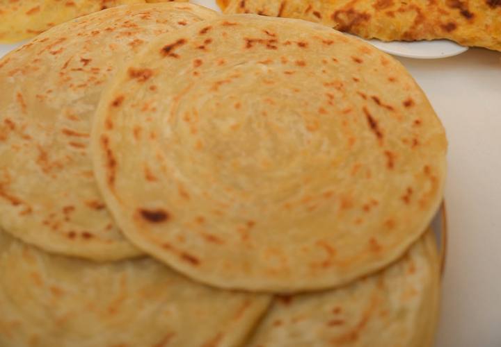 Ronde naturel msemen met zichtbare spiraallagen