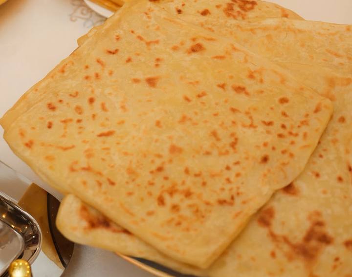 Stapel vierkante naturel msemen met goudbruine vlekjes